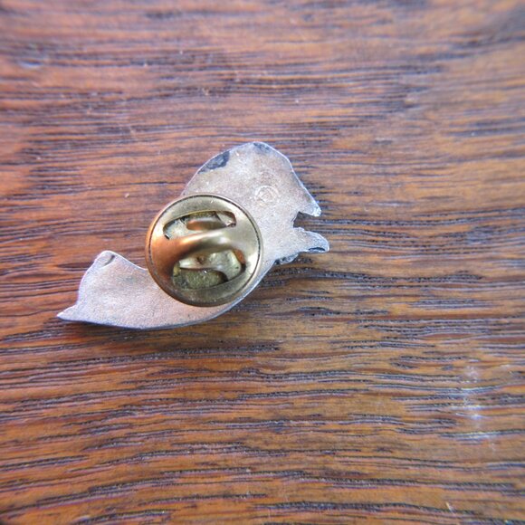 Matte silvertone Cat pin. (Lapel pin / Brooch) - Picture 2 of 6